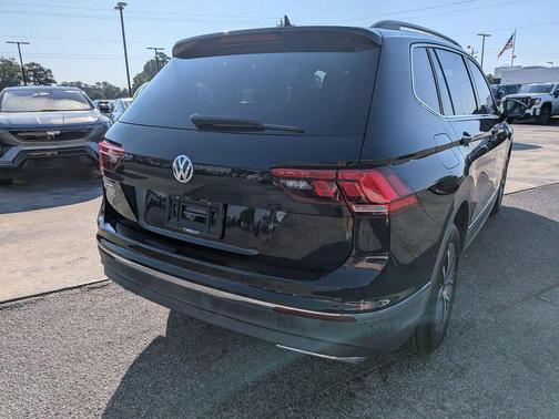 Deep Black Pearl 2020 Volkswagen Tiguan 2.0T SE