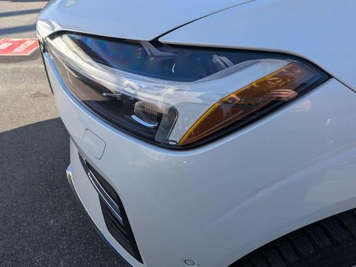 2023 Volvo XC60 B6 Ultimate Bright Theme