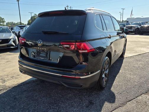 Deep Black Pearl 2022 Volkswagen Tiguan 2.0T SE