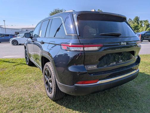 Midnight Sky 2023 Jeep Grand Cherokee Limited