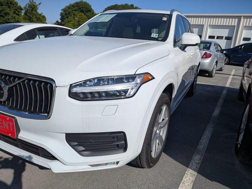 Ice White 2022 Volvo XC90 T6 Momentum