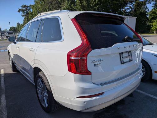 Ice White 2022 Volvo XC90 T6 Momentum
