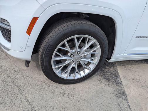 Bright White Clearcoat 2023 Jeep Grand Cherokee Summit