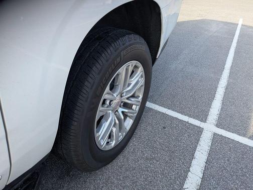 White Frost Tricoat 2023 GMC Yukon XL SLT