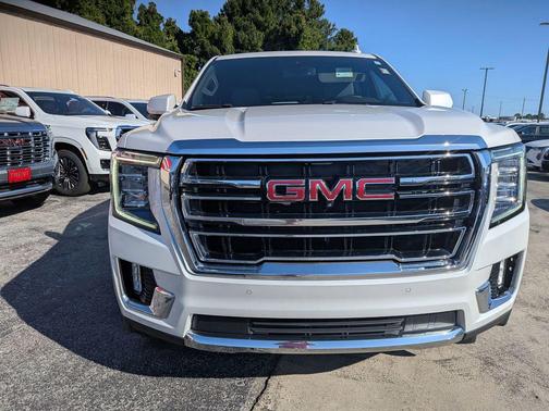 White Frost Tricoat 2023 GMC Yukon XL SLT