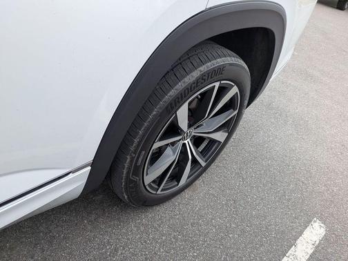 Opal White Pearl 2024 Volkswagen Atlas 2.0T SEL Premium R-Line 4MOTION