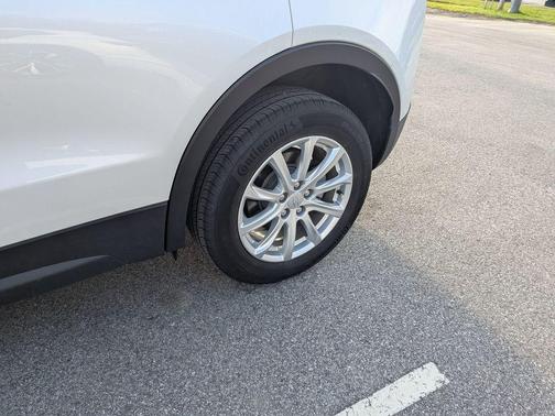 Crystal White Tricoat 2023 Cadillac XT4 Luxury