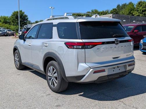 2022 Nissan Pathfinder SL