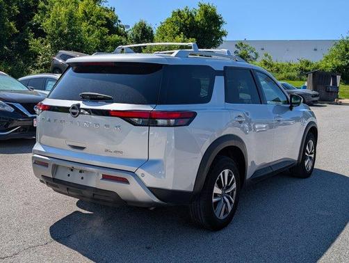 2022 Nissan Pathfinder SL