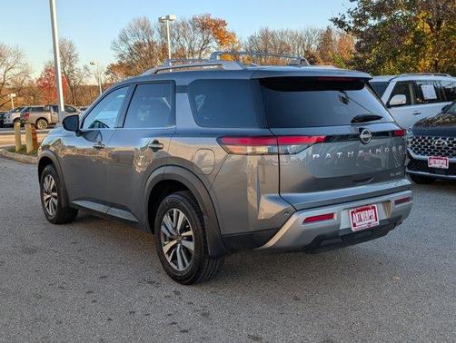 2024 Nissan Pathfinder SL