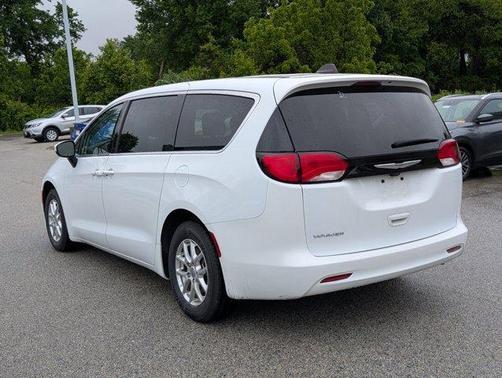 2022 Chrysler Voyager LX