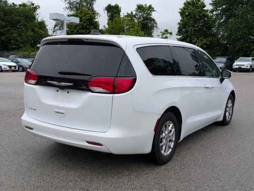 2022 Chrysler Voyager LX