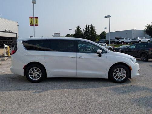 2022 Chrysler Voyager LX