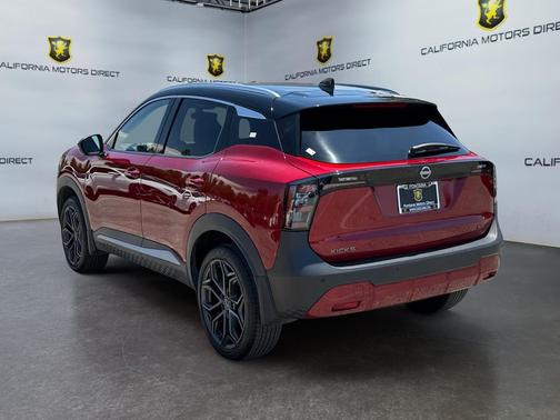 Scarlet Ember Tintcoat/Super Black 2025 Nissan Kicks SR