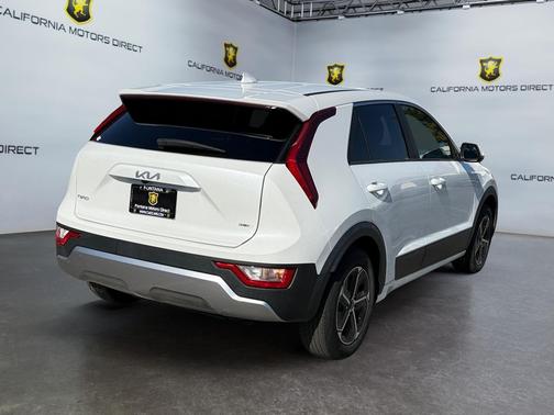 Snow White Pearl 2024 Kia Niro LX
