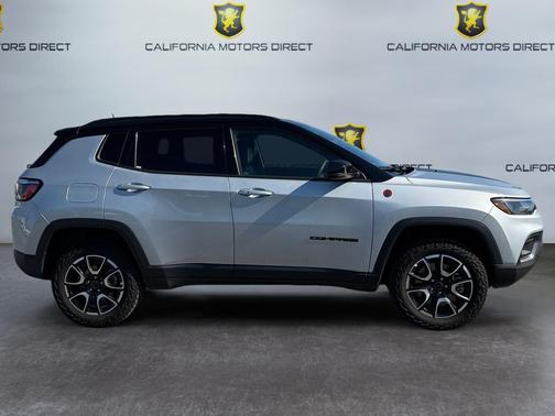 Silver Zynith Metallic Clearcoat 2025 Jeep Compass Trailhawk