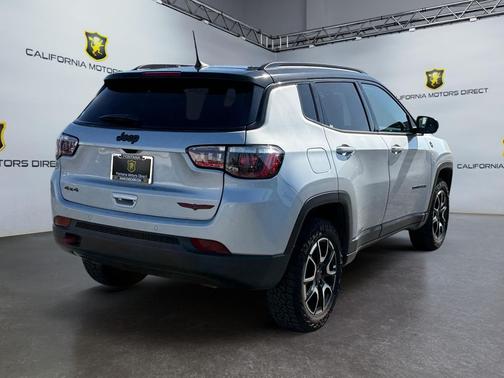 Silver Zynith Metallic Clearcoat 2025 Jeep Compass Trailhawk