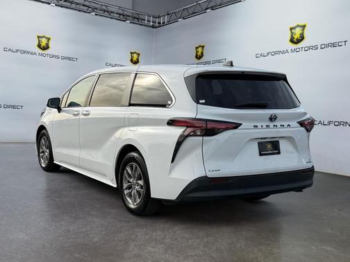 2022 Toyota Sienna LE