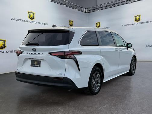 2022 Toyota Sienna LE