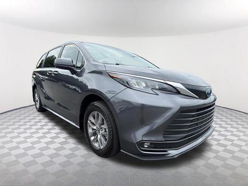 Magnetic Gray Metallic 2025 Toyota Sienna XLE