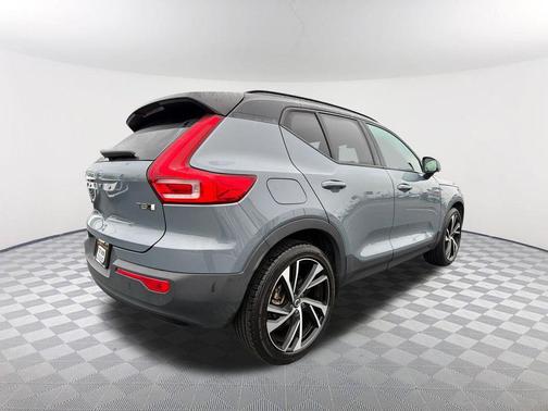 2022 Volvo XC40 T5 R-Design