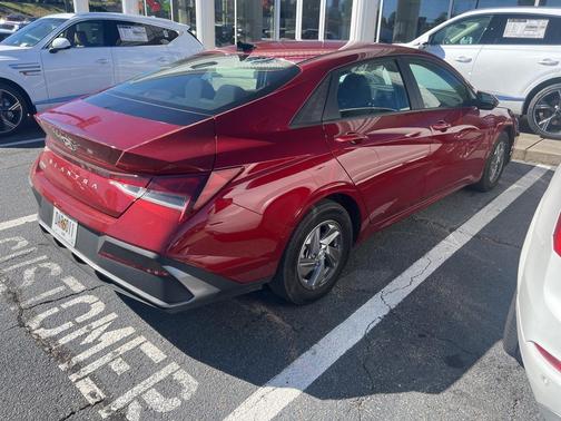 2024 Hyundai ELANTRA SE