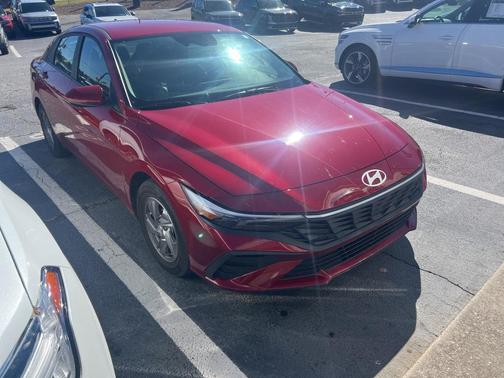 2024 Hyundai ELANTRA SE