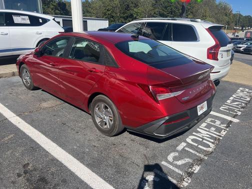 2024 Hyundai ELANTRA SE