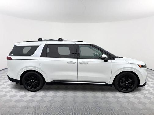 Snow White Pearl 2022 Kia Carnival SX Prestige