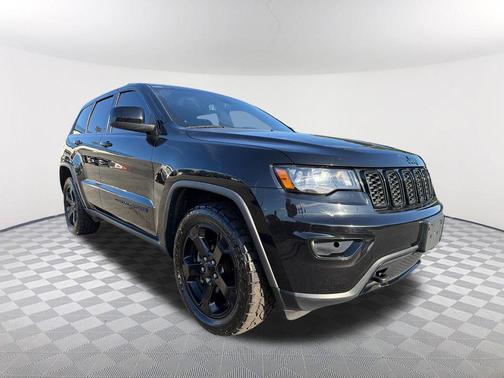 Diamond Black Crystal Pearlcoat 2018 Jeep Grand Cherokee Upland