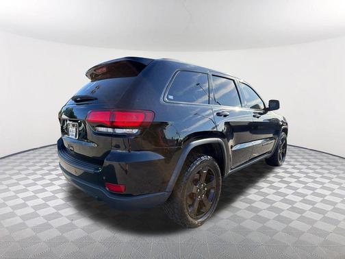 Diamond Black Crystal Pearlcoat 2018 Jeep Grand Cherokee Upland