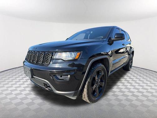 Diamond Black Crystal Pearlcoat 2018 Jeep Grand Cherokee Upland