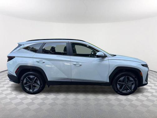 Creamy White Pearl 2025 Hyundai TUCSON Hybrid SEL Convenience