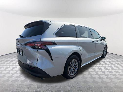 2021 Toyota Sienna LE