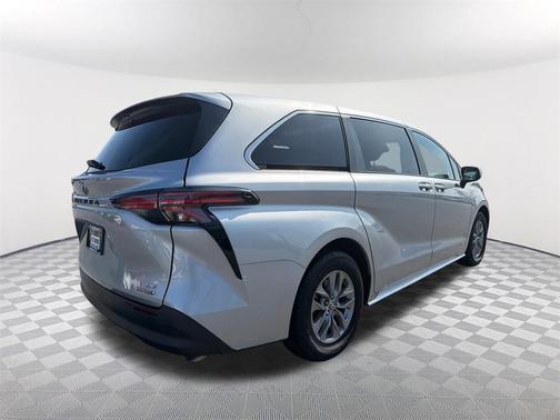 2021 Toyota Sienna LE