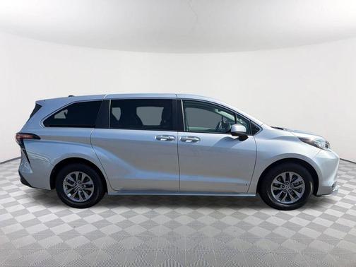 2021 Toyota Sienna LE