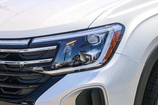 Opal White 2026 Volkswagen Atlas 2.0T Peak Edition