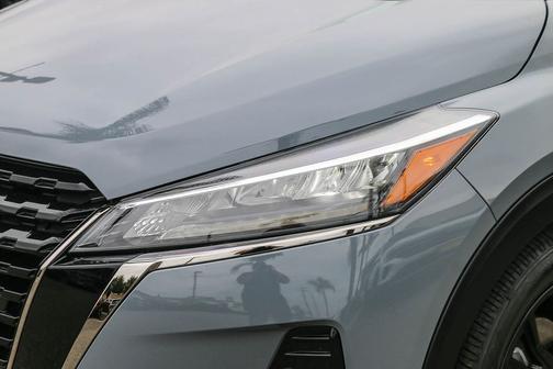Gray/Super Black 2023 Nissan Kicks SR