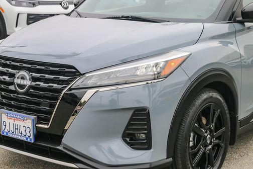 Gray/Super Black 2023 Nissan Kicks SR