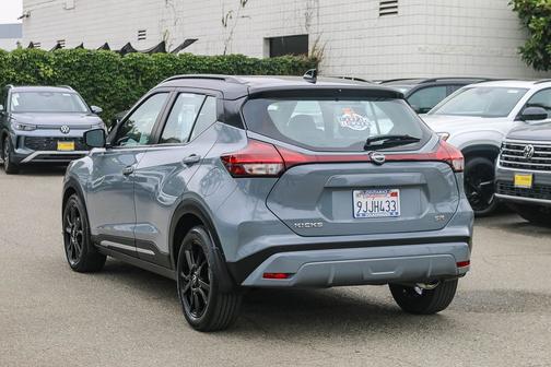 Gray/Super Black 2023 Nissan Kicks SR