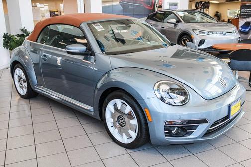 Stonewashed Blue Metallic/Brown Roof 2019 Volkswagen Beetle 2.0T Final Edition SEL Convertible