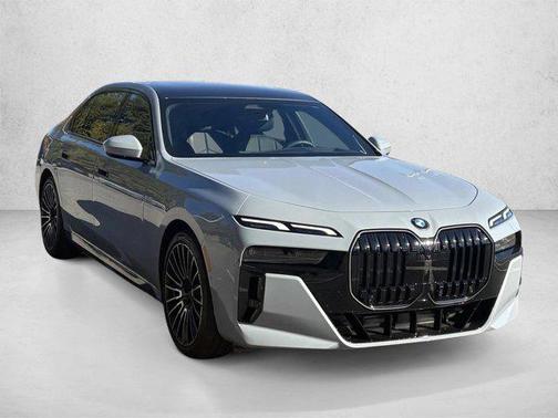 Brooklyn Grey Metallic 2025 BMW 740 740i