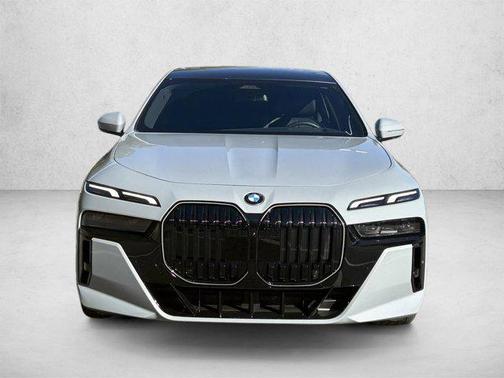 Brooklyn Grey Metallic 2025 BMW 740 740i