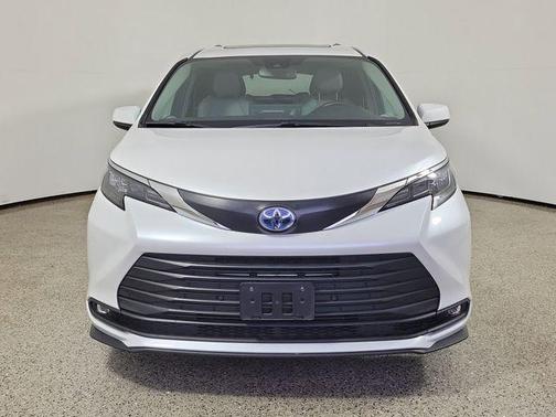 Pearl 2025 Toyota Sienna XLE
