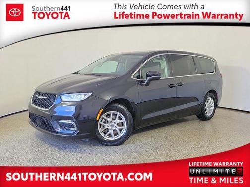 Brilliant Black Crystal Pearlcoat 2023 Chrysler Pacifica Touring L