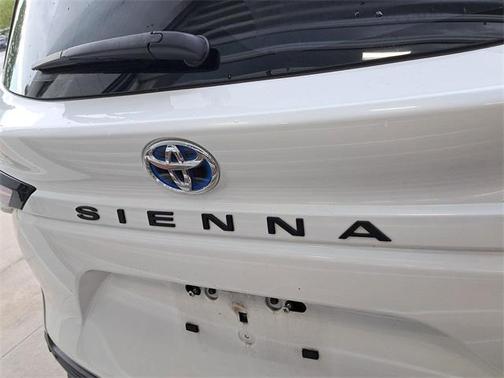 2023 Toyota Sienna XLE 8 Passenger