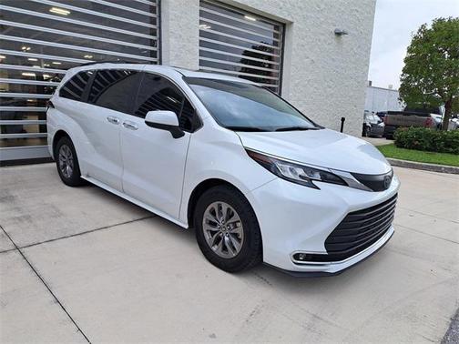2023 Toyota Sienna XLE 8 Passenger
