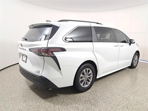 2023 Toyota Sienna XLE 8 Passenger