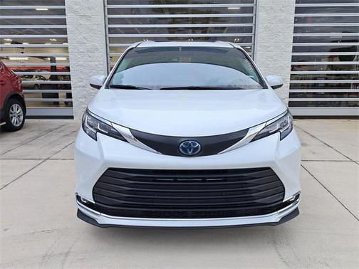 2023 Toyota Sienna XLE 8 Passenger