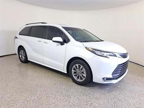 2023 Toyota Sienna XLE 8 Passenger